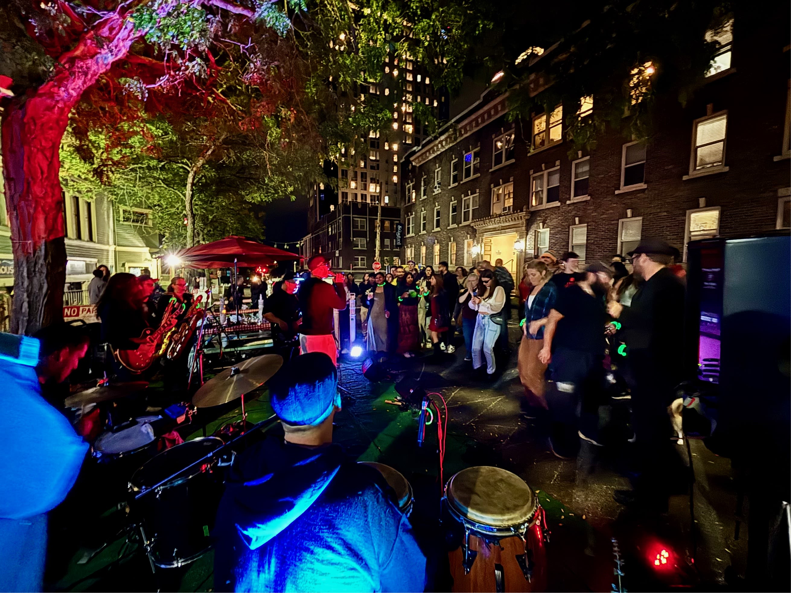 Live musical concerts with dancing in the streets